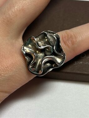 SILPADA sterling silver “blooming flower” ring
Size 6.5
Stamped 925
NEW